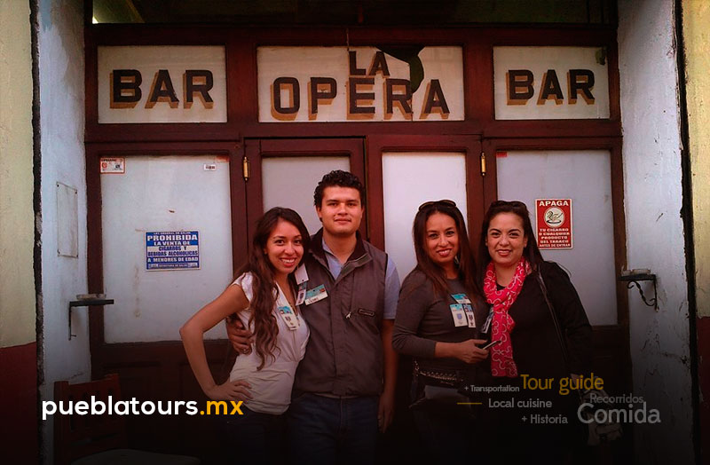 Fachada de Bar La Ópera con visitantes del tour