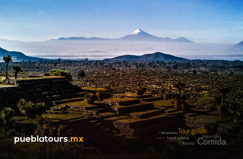 Cantona con el Pico de Orizaba nevado al fondo