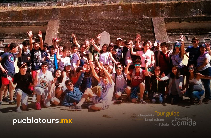 Grupo de visitantes en las terrazas de Cantona
