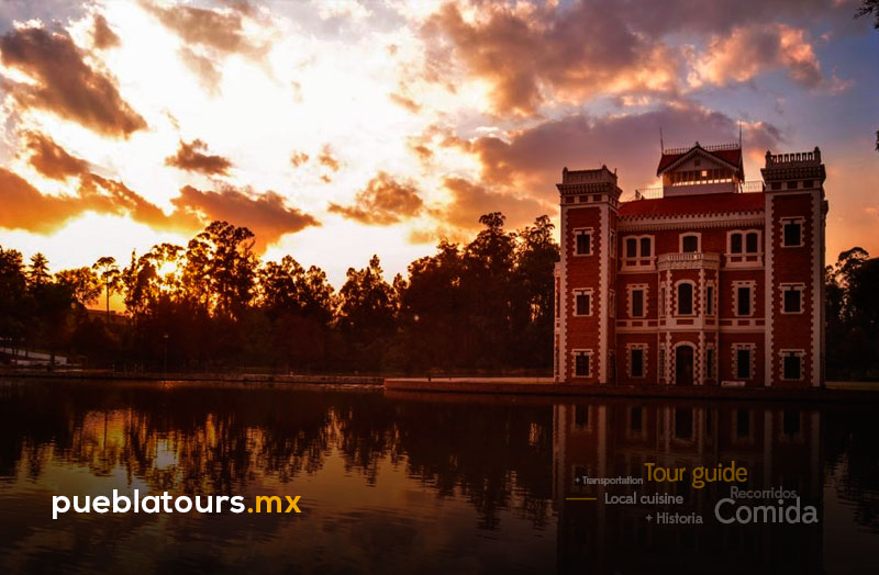 Castillo Gillow al atardecer con reflejo en el lago de la hacienda