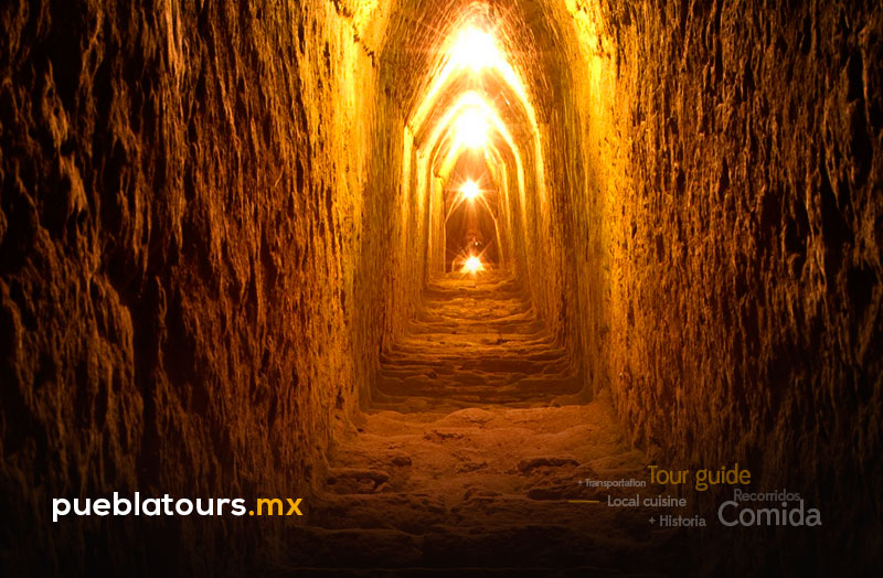 Túneles iluminados de la Gran Pirámide de Cholula