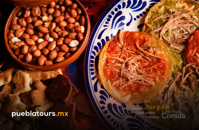 Chalupas poblanas sobre plato de talavera con ingredientes tradicionales