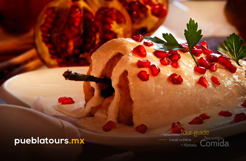 Chile en nogada tradicional con granada y hoja de perejil