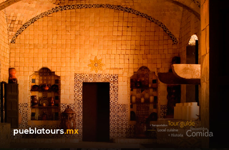 Cocina tradicional poblana con azulejos y horno antiguo