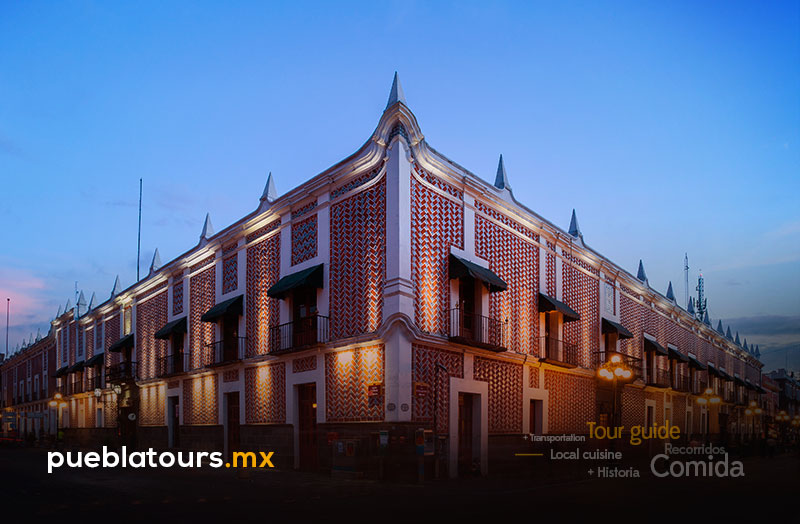 Fachadas con azulejo en el Centro de Puebla al anochecer