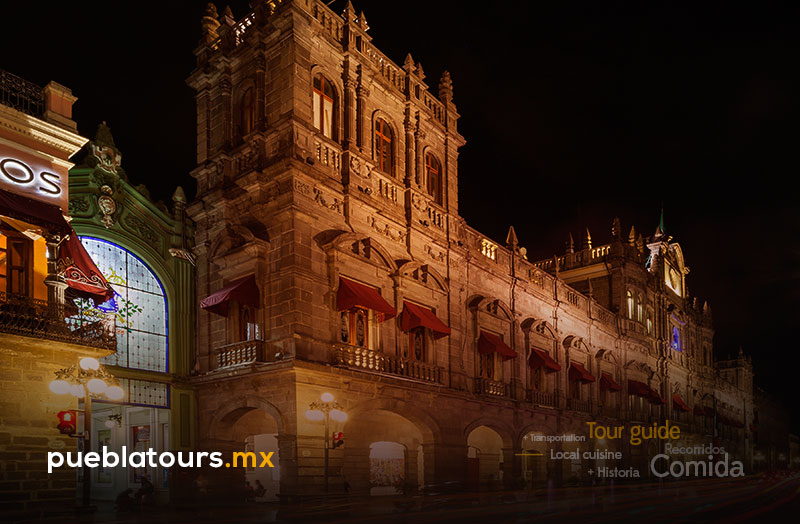 Catedral de Puebla iluminada por la noche vista desde el Zócalo