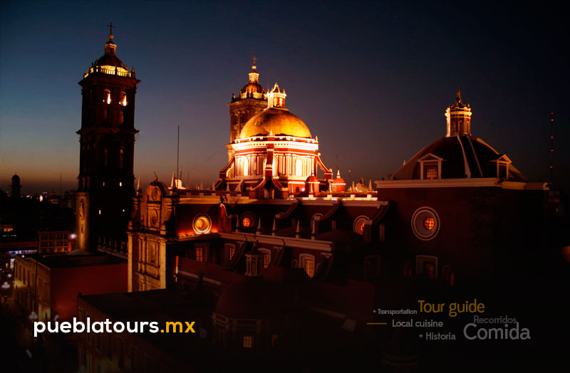 Cúpulas barrocas de Puebla al atardecer con campanario
