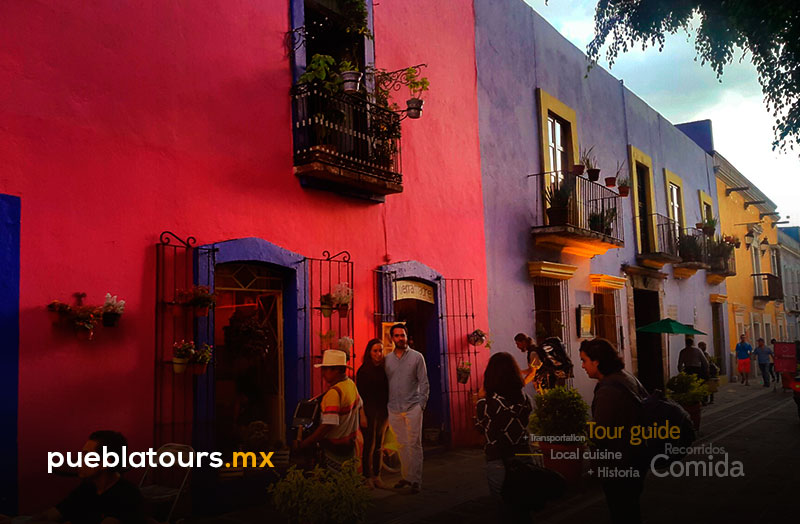 Tour Romántico Puebla – callejón colorido al atardecer (escena 1)