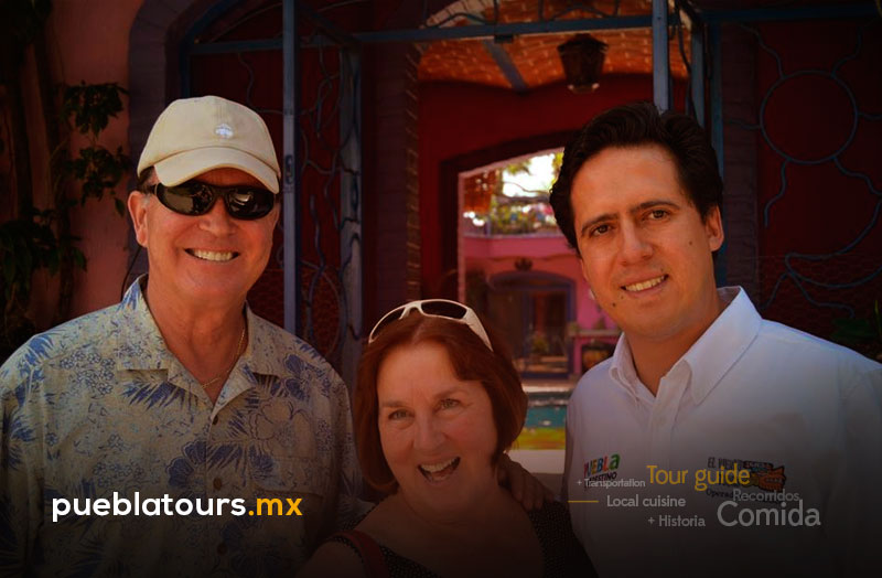 Tour Romántico Puebla – pareja y guía en sitio histórico (escena 2)