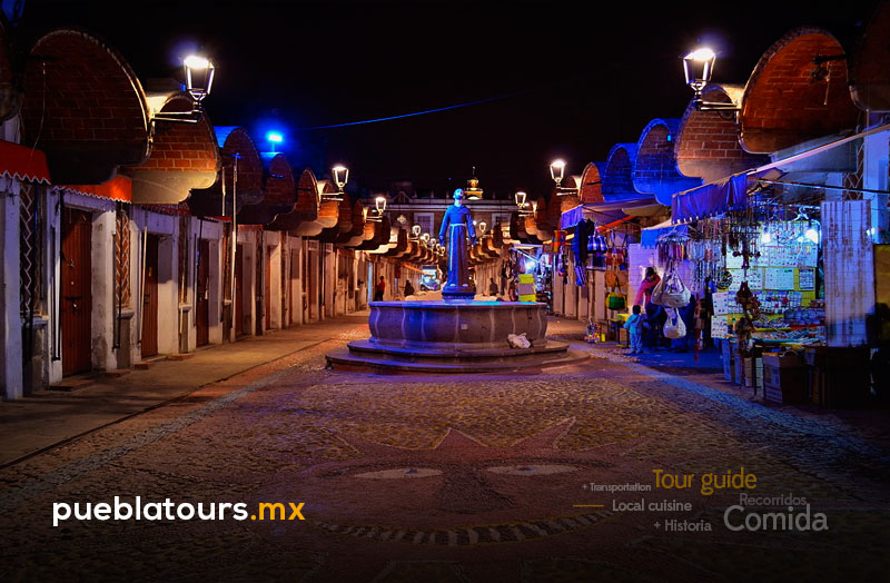 Tour Romántico Puebla – plaza y fuentes iluminadas de noche (escena 3)