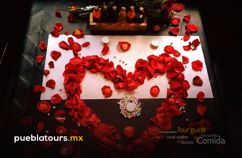 Tour Romántico Puebla – mesa decorada con pétalos en forma de corazón (escena 6)